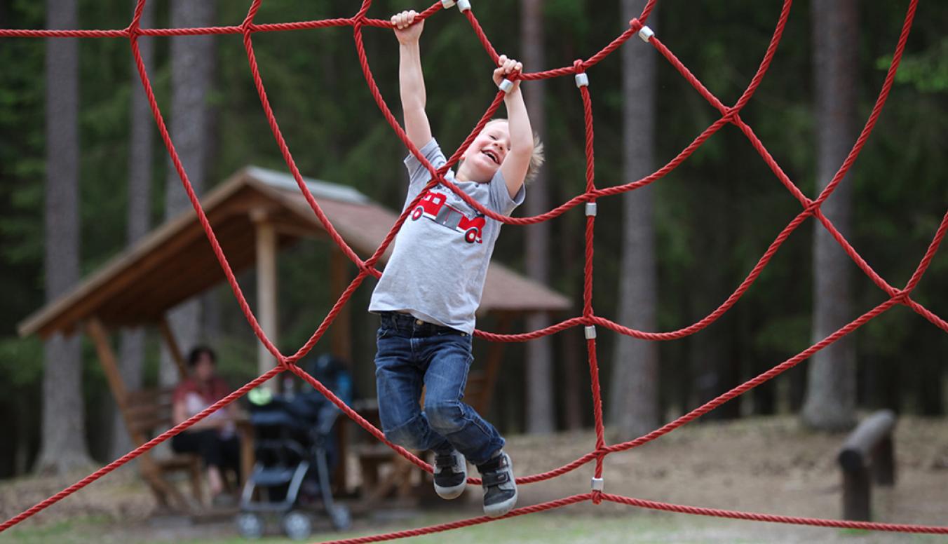 Kind am Waldspielplatz